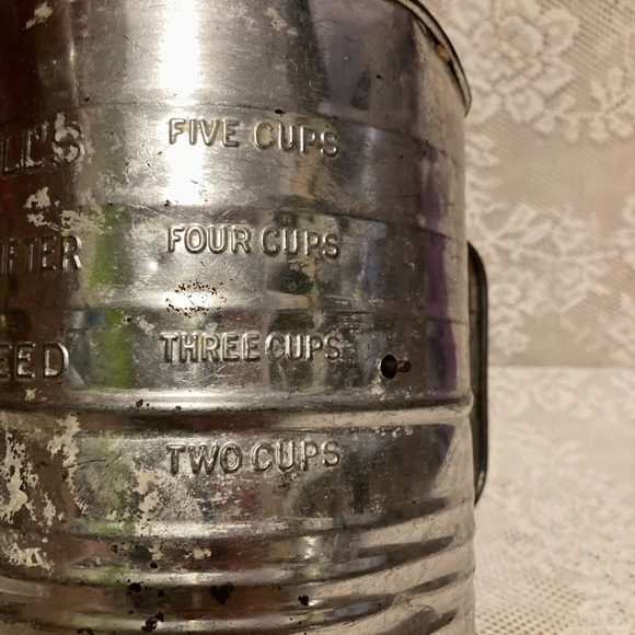 Vintage Metal Bromwell's 5 Cups Measuring Sifter Red wood Crank handle - Picture 8 of 13